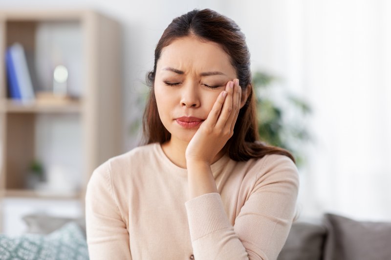 A woman suffering from dental implant sensitivity